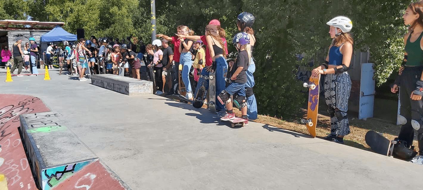 Nos élèves et leur moniteur de skateboard