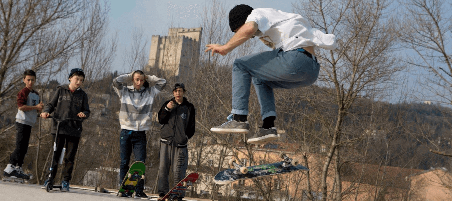 Un jeune skateur du club
